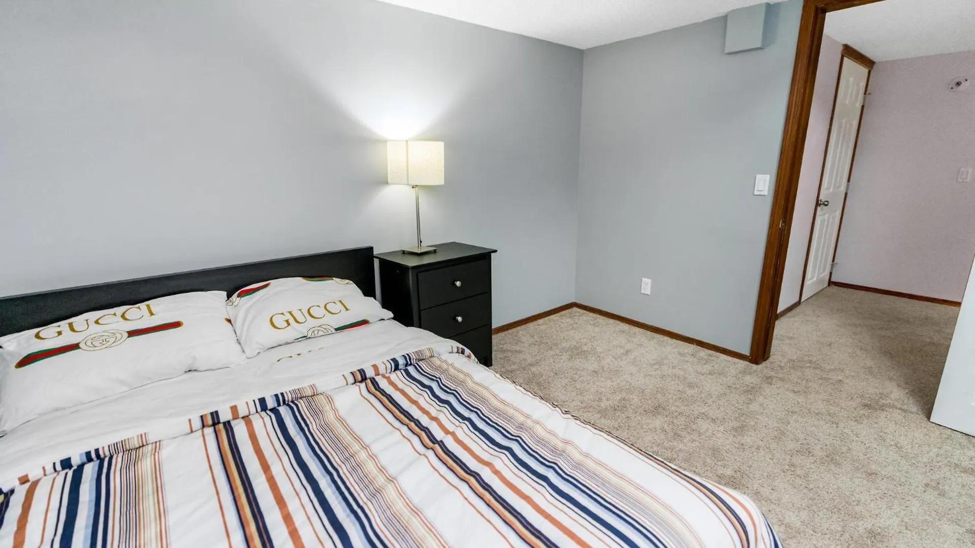 Cozy 2-Bedroom Basement Suite Retreat Calgary 0*,