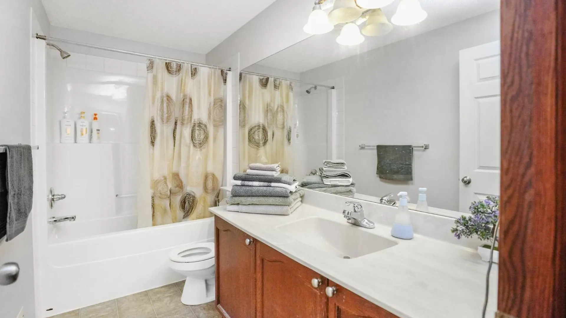 Cozy 2-Bedroom Basement Suite Retreat Calgary Apartment